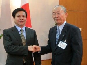 ベトナム訪問団_ホアン商工大臣（左）と中垣団長