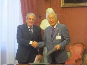 欧州訪問団_サッコマンニ・イタリア銀行副総裁（左）と齋藤団長